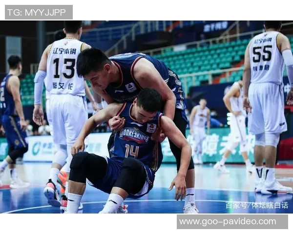 最弱变最强！北京55记篮板抢死新疆闵指：敢打敢拼