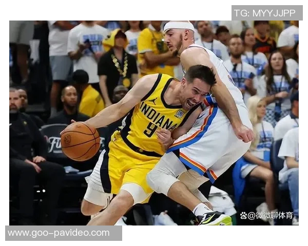 步行者队换防失误，卡鲁索反跑轻松扣篮，比赛瞬间点燃全场